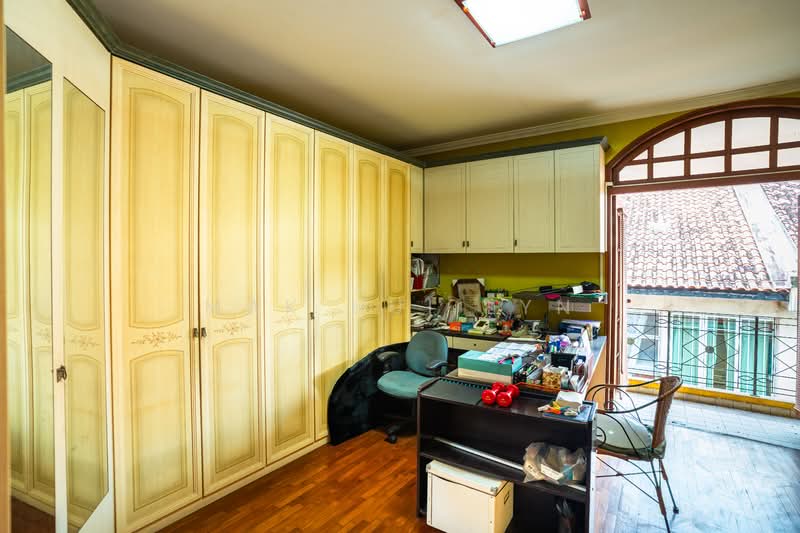 Classic 3.5 Storey Semi Detached with Swimming Pool in Kembangan, , 6 Bedrooms, 4,585 sqft, Semi-Detached House For Sale, by Mak Hui Lyn, 500098561 - PropertyGuru.com.sg