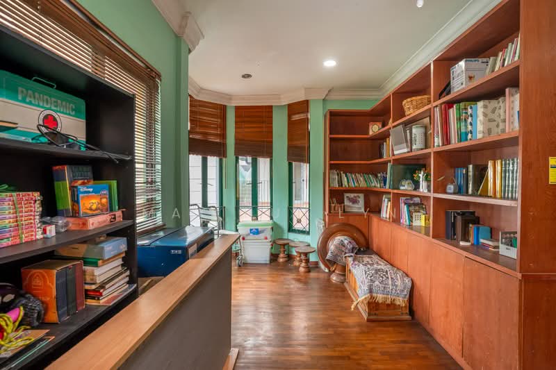 Classic 3.5 Storey Semi Detached with Swimming Pool in Kembangan, , 6 Bedrooms, 4,585 sqft, Semi-Detached House For Sale, by Mak Hui Lyn, 500098561 - PropertyGuru.com.sg