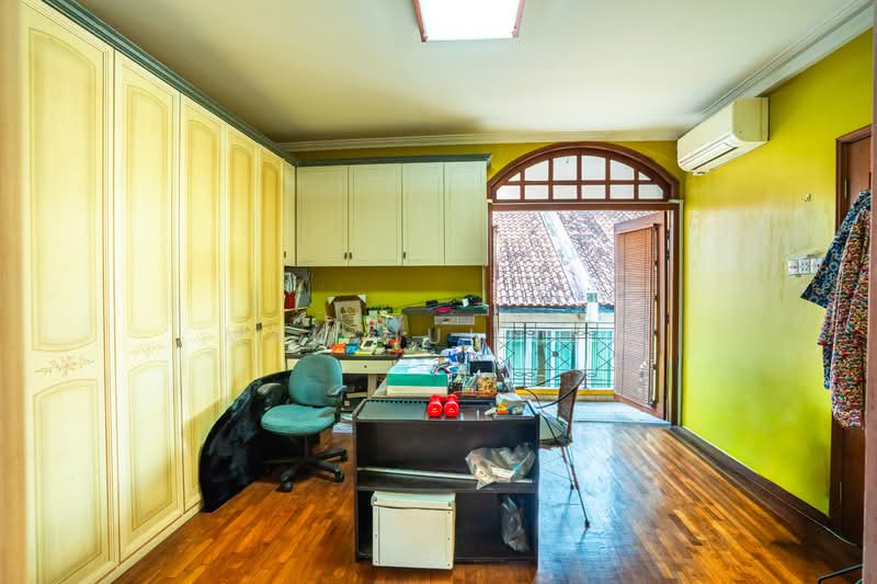 Classic 3.5 Storey Semi Detached with Swimming Pool in Kembangan, , 6 Bedrooms, 4,585 sqft, Semi-Detached House For Sale, by Mak Hui Lyn, 500098561 - PropertyGuru.com.sg