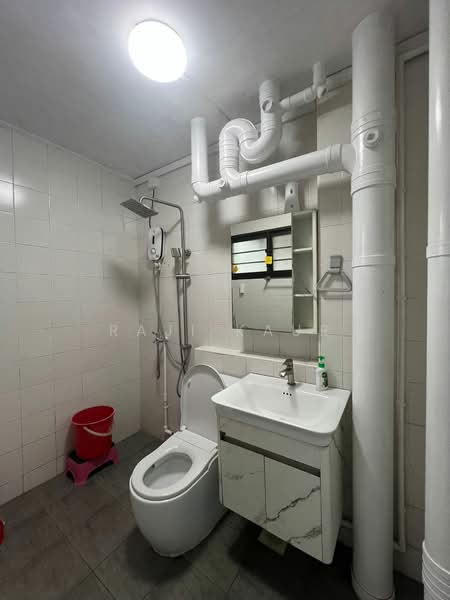 916 Hougang Avenue 9 HDB Flat For Sale at S$ 638,000 | PropertyGuru Singapore - Bathroom