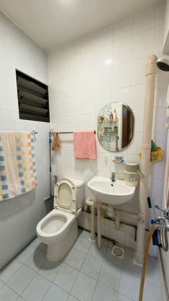 537 Bedok North Street 3 HDB Flat For Sale at S$ 420,000 | PropertyGuru Singapore - Bathroom