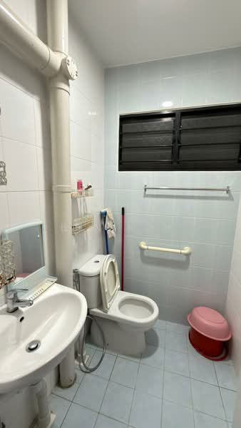 537 Bedok North Street 3 HDB Flat For Sale at S$ 420,000 | PropertyGuru Singapore - Bathroom