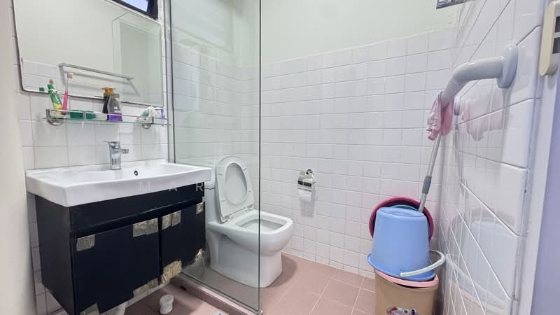 661 Hougang Avenue 4 HDB Flat For Sale at S$ 520,000 | PropertyGuru Singapore - Bathroom