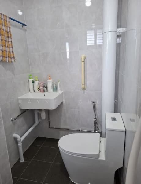 202 Choa Chu Kang Avenue 1, 202 Choa Chu Kang Avenue 1, 4 Bedrooms, 1,238 sqft, HDB Flat For Rent, by Rayner Cheng, 500098611 - Bathroom - PropertyGuru.com.sg
