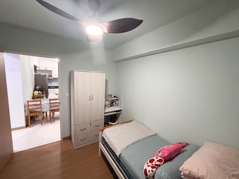 618A Tampines Street 61 HDB Flat For Sale at S$ 780,000 | PropertyGuru Singapore - Bedroom