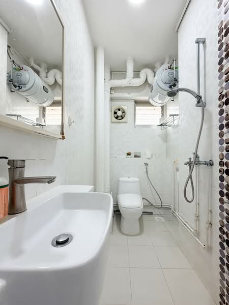 428 Hougang Avenue 6, 428 Hougang Avenue 6, 4 Bedrooms, 1,604 sqft, HDB Flat For Sale, by Alex Deven, 500098650 - Bathroom - PropertyGuru.com.sg