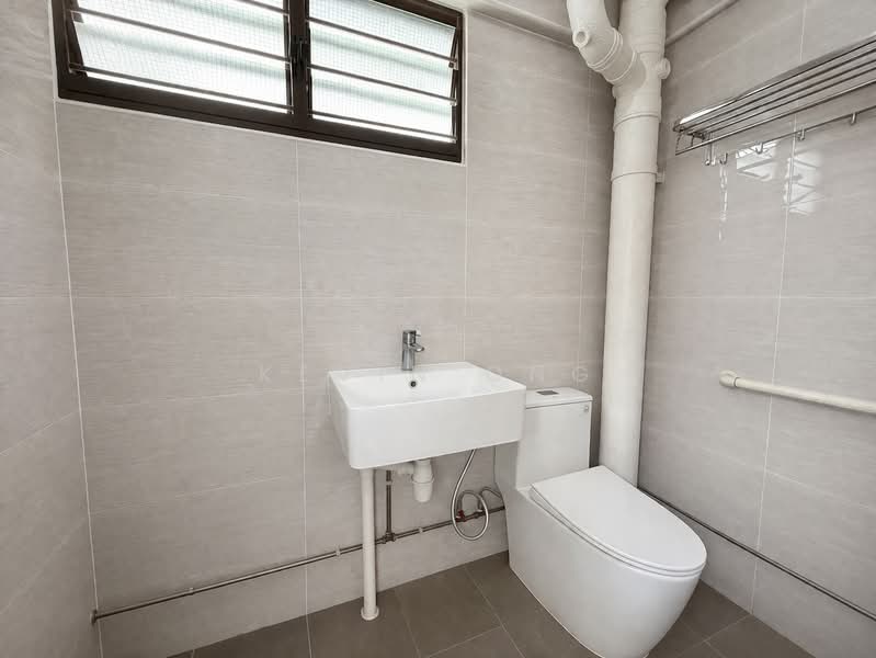 142 Bishan Street 12 HDB Flat For Sale at S$ 650,000 | PropertyGuru Singapore - Common Bathroom