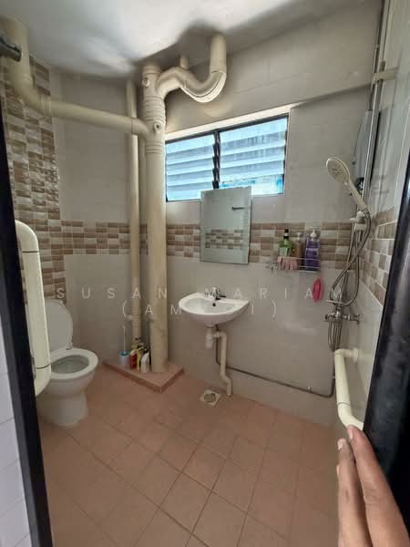 309 Jurong East Street 32, 309 Jurong East Street 32, 3 Bedrooms, 1,420 sqft, HDB Flat For Rent, by Susan Mariam (Amboi), 500098689 - Bathroom - PropertyGuru.com.sg