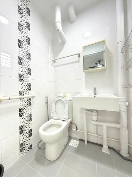 48 Teban Gardens Road, 48 Teban Gardens Road, Room Rental, 120 sqft, HDB Flat For Rent, by Johanna Chow, 500098693 - Bathroom - PropertyGuru.com.sg