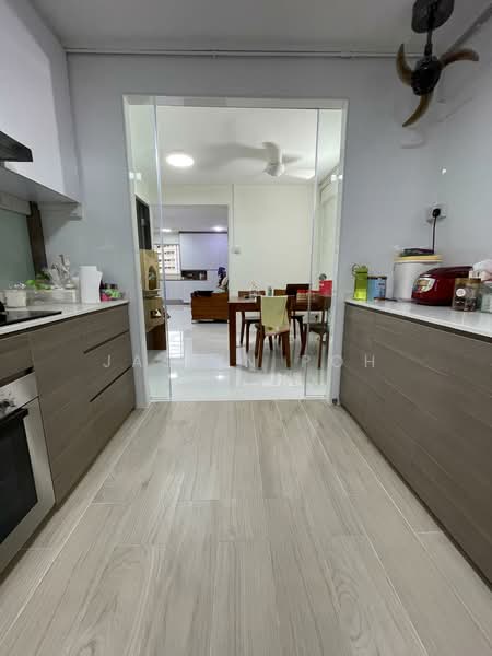 113 Jurong East Street 13 HDB Flat For Sale at S$ 568,000 | PropertyGuru Singapore - Kitchen