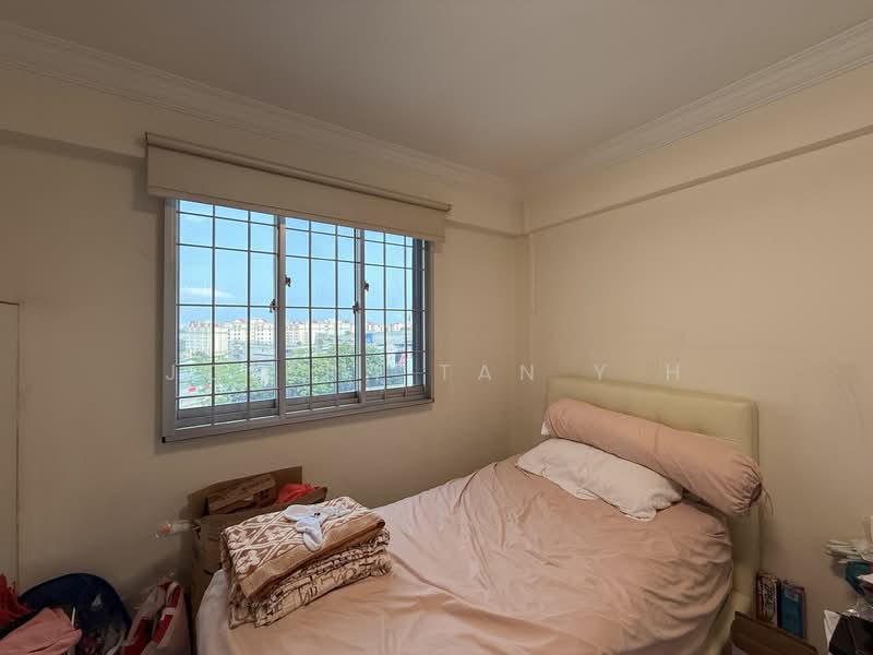 498D Tampines Street 45 HDB Flat For Sale at S$ 728,000 | PropertyGuru Singapore - Bedroom