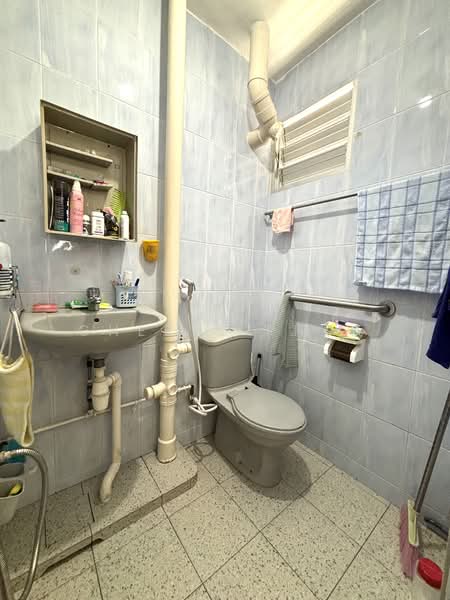 70 Bedok South Road HDB Flat For Sale at S$ 435,000 | PropertyGuru Singapore - Bathroom