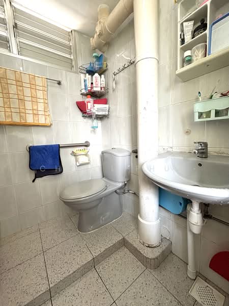 70 Bedok South Road HDB Flat For Sale at S$ 435,000 | PropertyGuru Singapore - Bathroom