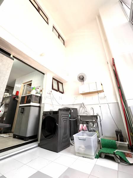 714 Jurong West Street 71 HDB Flat For Sale at S$ 880,000 | PropertyGuru Singapore - Balcony