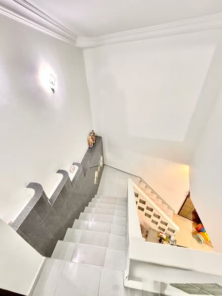 714 Jurong West Street 71 HDB Flat For Sale at S$ 880,000 | PropertyGuru Singapore - Stairways 