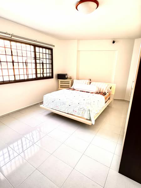 714 Jurong West Street 71 HDB Flat For Sale at S$ 880,000 | PropertyGuru Singapore - Master Bedroom