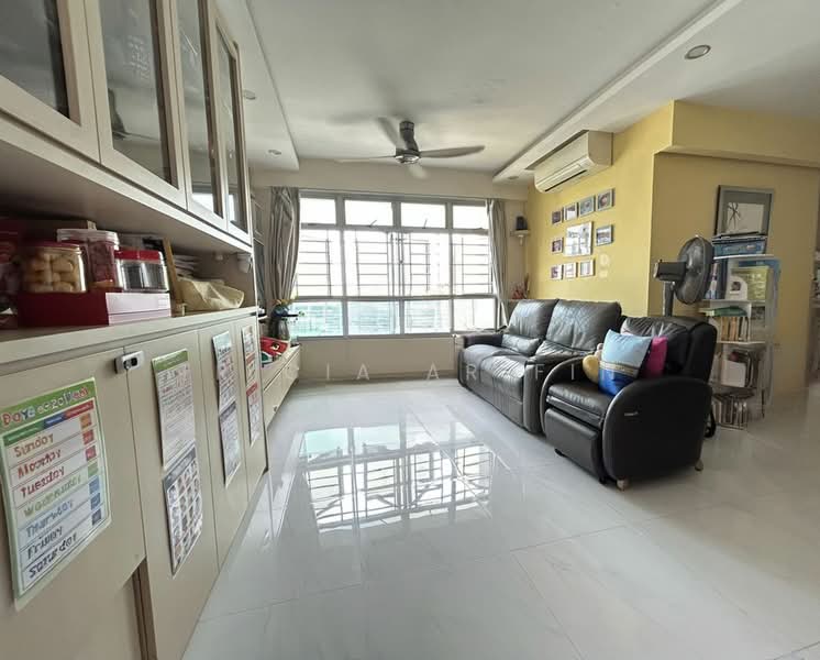 293D Bukit Batok Street 21 HDB Flat For Sale at S$ 850,000 | PropertyGuru Singapore - Living Room