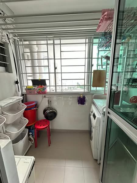 293D Bukit Batok Street 21, 293D Bukit Batok Street 21, 3 Bedrooms, 1,001 sqft, HDB Flat For Sale, by Tricia Arifin, 500098758 - Balcony - PropertyGuru.com.sg