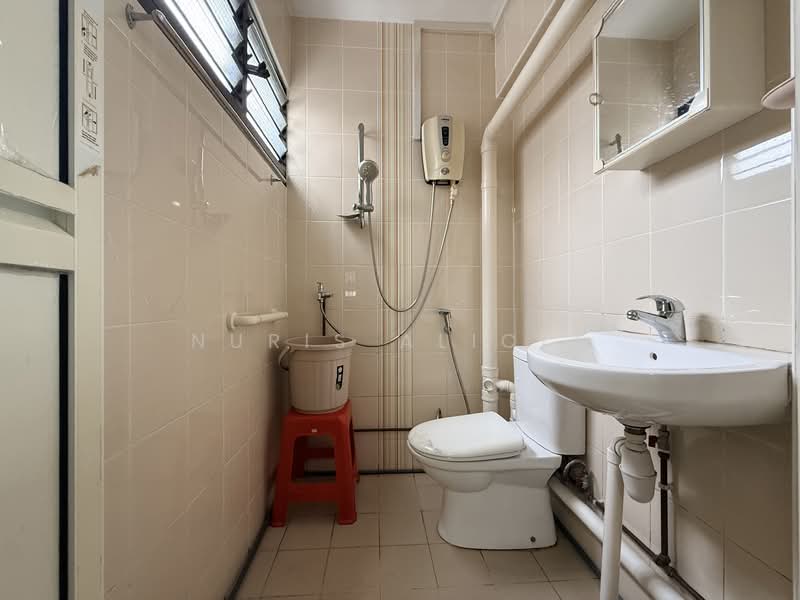 706 Hougang Avenue 2 HDB Flat For Sale at S$ 570,000 | PropertyGuru Singapore - Bathroom