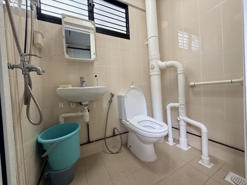 706 Hougang Avenue 2 HDB Flat For Sale at S$ 570,000 | PropertyGuru Singapore - Bathroom