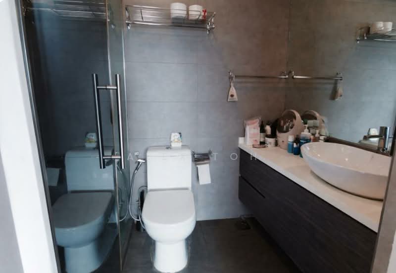143 Lorong 2 Toa Payoh HDB Flat For Sale at S$ 1,280,000 | PropertyGuru Singapore - Bathroom
