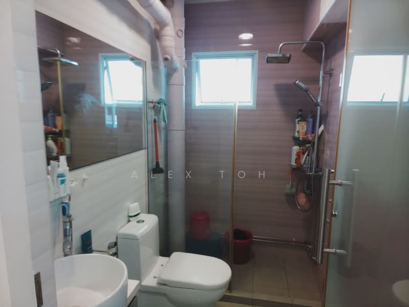 143 Lorong 2 Toa Payoh HDB Flat For Sale at S$ 1,280,000 | PropertyGuru Singapore - Bathroom