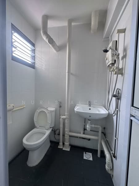 426 Ang Mo Kio Avenue 3 HDB Flat For Sale at S$ 568,000 | PropertyGuru Singapore - Bathroom