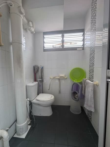 426 Ang Mo Kio Avenue 3 HDB Flat For Sale at S$ 568,000 | PropertyGuru Singapore - Bathroom