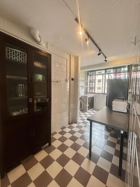102 Commonwealth Crescent HDB Flat For Sale at S$ 370,000 | PropertyGuru Singapore - Kitchen