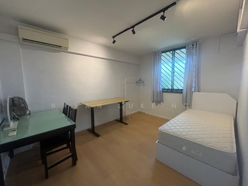 102 Commonwealth Crescent HDB Flat For Sale at S$ 370,000 | PropertyGuru Singapore - Common Bedroom