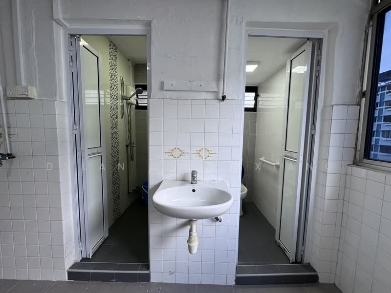 503 Bedok North Street 3 HDB Flat For Sale at S$ 350,000 | PropertyGuru Singapore - Bathroom