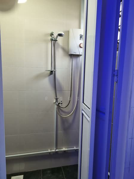 948 Jurong West Street 91 HDB Flat For Sale at S$ 558,000 | PropertyGuru Singapore - Bathroom