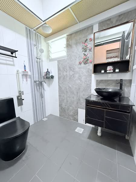 674A Yishun Avenue 4 HDB Flat For Sale at S$ 700,000 | PropertyGuru Singapore - Bathroom
