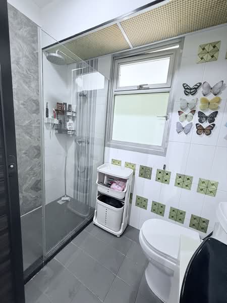 674A Yishun Avenue 4 HDB Flat For Sale at S$ 700,000 | PropertyGuru Singapore - Bathroom