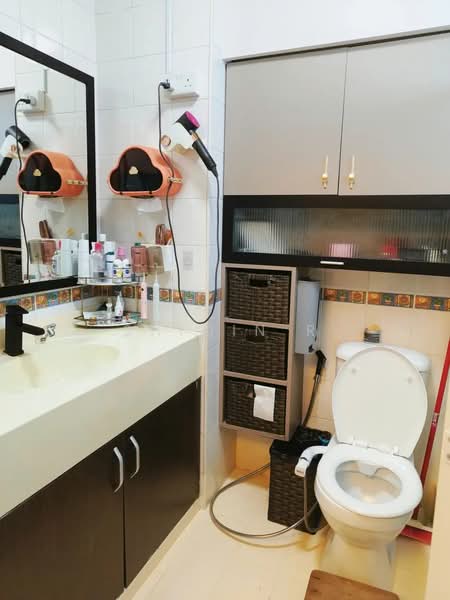689C Woodlands Drive 75 HDB Flat For Sale at S$ 550,000 | PropertyGuru Singapore - Bathroom
