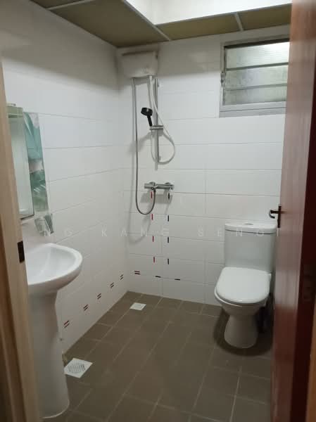 440A Bukit Batok West Avenue 8, 440A Bukit Batok West Avenue 8, 2 Bedrooms, 750 sqft, HDB Flat For Rent, by Ng Kang Seng, 500098892 - Bathroom - PropertyGuru.com.sg