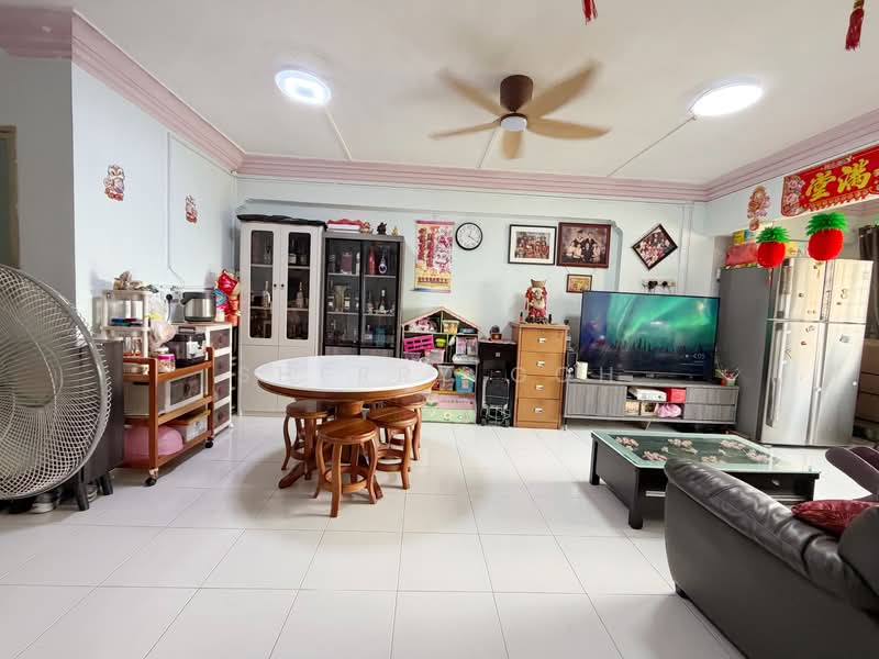 877 Woodlands Avenue 9 HDB Flat For Sale at S$ 699,000 | PropertyGuru Singapore - Living Room