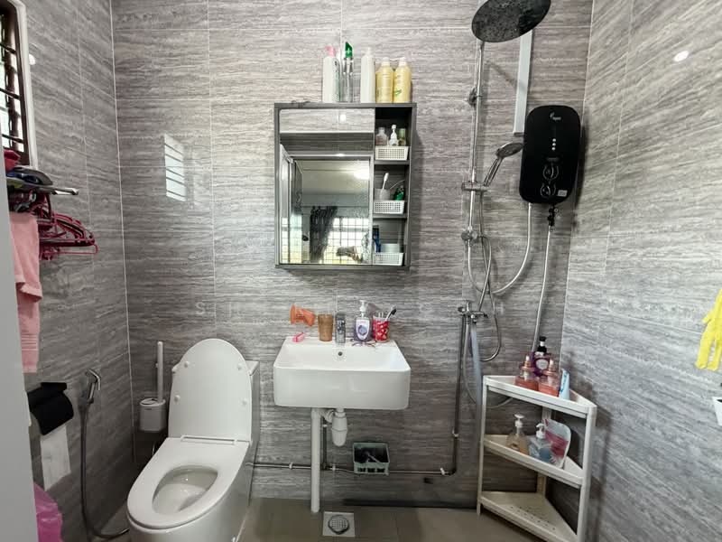 877 Woodlands Avenue 9 HDB Flat For Sale at S$ 699,000 | PropertyGuru Singapore - Bathroom