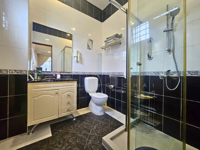 ⭐⭐⭐LANDED7772@Stunning Well Kept Detached Walk to MRT (D14) 5rm, , 5 Bedrooms, 5,000 sqft, Detached House For Sale, by WeeThong Chai, 500098901 - Bathroom - PropertyGuru.com.sg