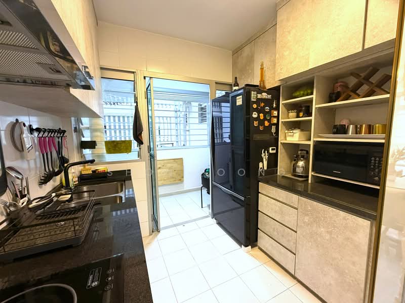 527D Pasir Ris Street 51 HDB Flat For Sale at S$ 700,000 | PropertyGuru Singapore - Kitchen
