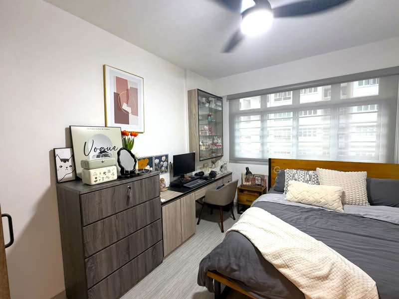 527D Pasir Ris Street 51 HDB Flat For Sale at S$ 700,000 | PropertyGuru Singapore - Master Bedroom