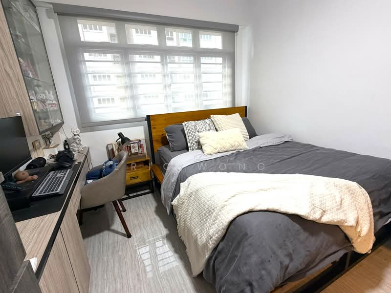 527D Pasir Ris Street 51 HDB Flat For Sale at S$ 700,000 | PropertyGuru Singapore - Master Bedroom