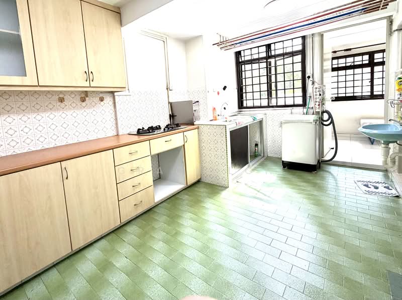 12 Lorong 7 Toa Payoh HDB Flat For Sale at S$ 365,000 | PropertyGuru Singapore - Kitchen