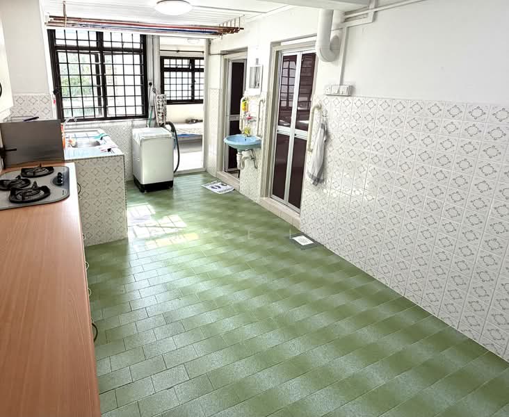 12 Lorong 7 Toa Payoh HDB Flat For Sale at S$ 365,000 | PropertyGuru Singapore - Kitchen