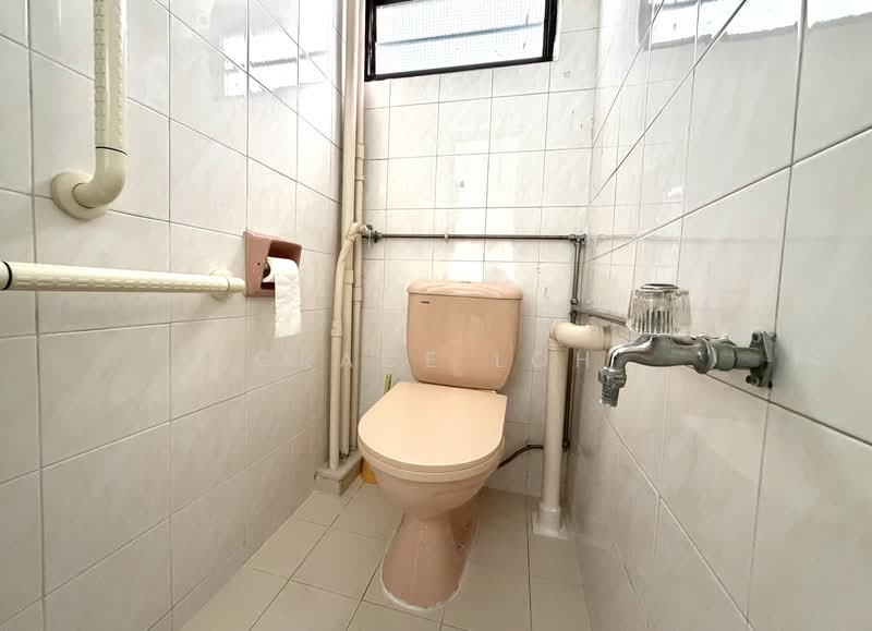 12 Lorong 7 Toa Payoh HDB Flat For Sale at S$ 365,000 | PropertyGuru Singapore - Bathroom