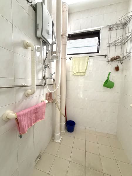 12 Lorong 7 Toa Payoh HDB Flat For Sale at S$ 365,000 | PropertyGuru Singapore - Bathroom