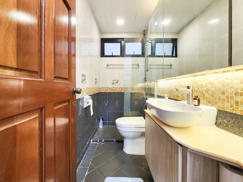 Chiltern Park Condominium For Sale at S$ 2,080,000 | PropertyGuru Singapore - Common Bathroom