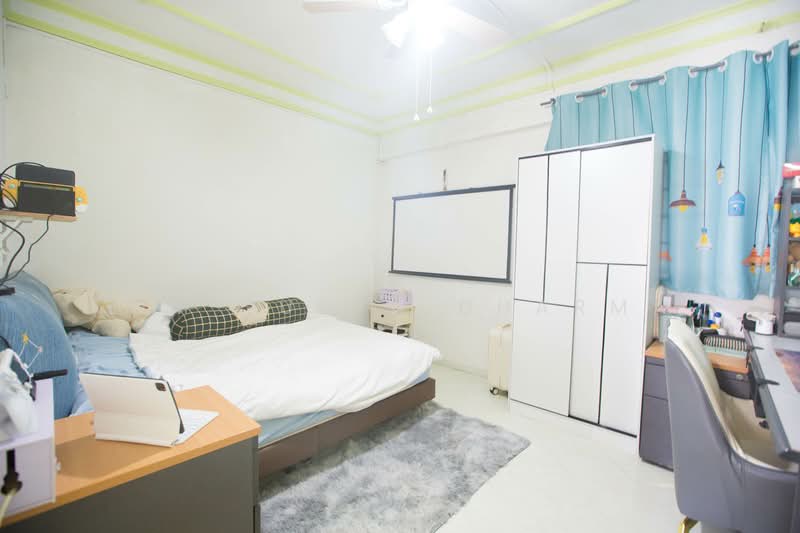 710 Hougang Avenue 2 HDB Flat For Sale at S$ 618,888 | PropertyGuru Singapore - Bedroom