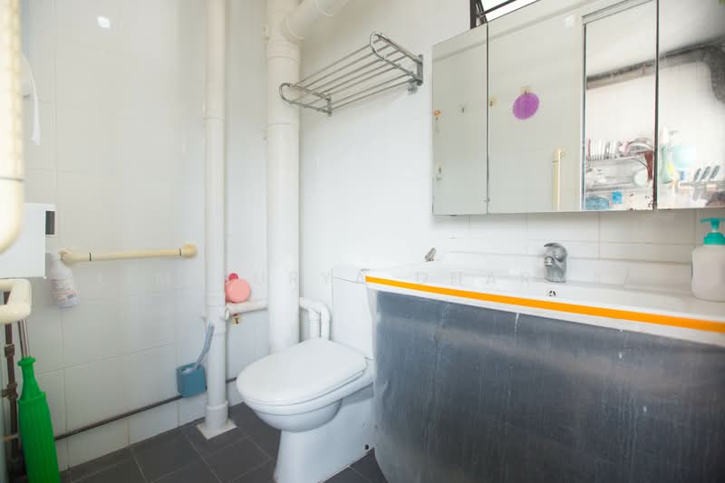 710 Hougang Avenue 2 HDB Flat For Sale at S$ 618,888 | PropertyGuru Singapore - Bathroom