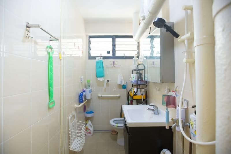 710 Hougang Avenue 2 HDB Flat For Sale at S$ 618,888 | PropertyGuru Singapore - Bathroom